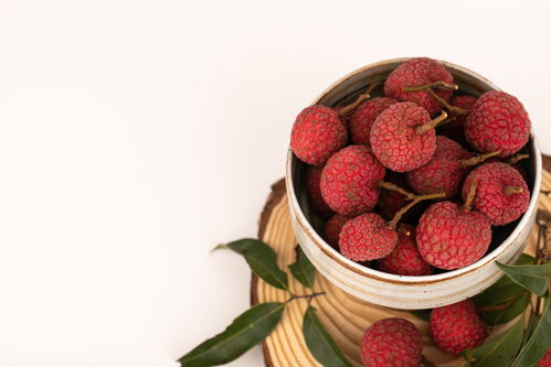 原木底墊荔枝夏季水果鮮果美食攝影圖 攝影